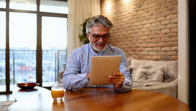Mann mit Tablet auf dem Sofa